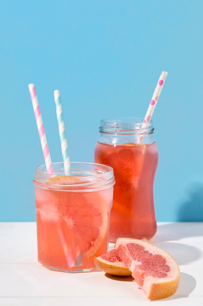 Suco de toranja delicioso pronto para ser servido