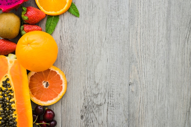 Superfície com frutas e espaço em branco para mensagens