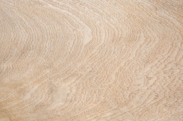 Superfície de madeira clara, com formas abstratas