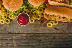 Foto grátis superfície de madeira com fast food delicioso