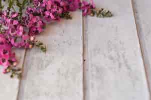Foto grátis superfície de madeira com flores bonitas