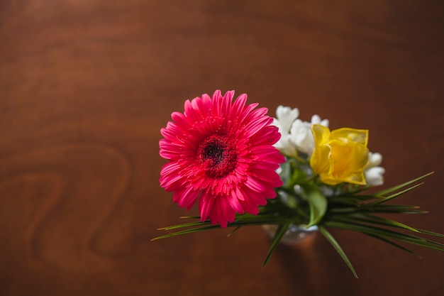 Superfície de madeira com flores coloridas