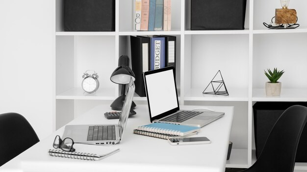 Superfície de mesa de escritório com dois laptops
