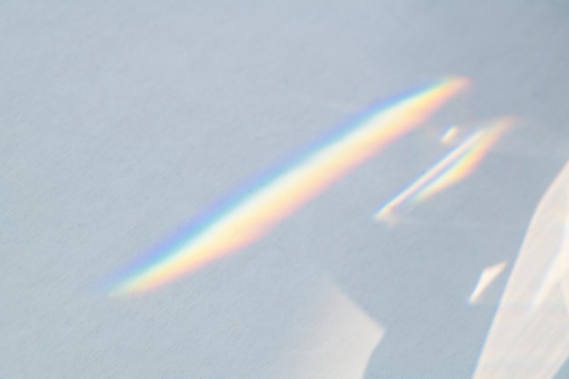 Superfície metálica cinza desfocada com reflexo de arco-íris
