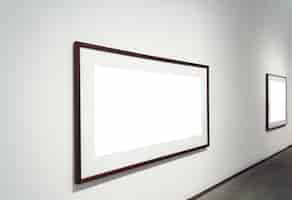 Foto grátis superfícies quadradas brancas presas a uma parede em uma sala