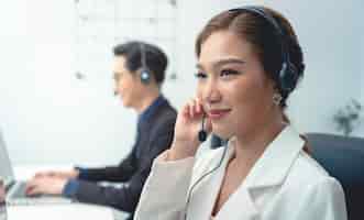 Foto grátis suporte de atendimento ao cliente da equipe do agente do call center usando fone de ouvido ou fone de ouvido falando com o cliente