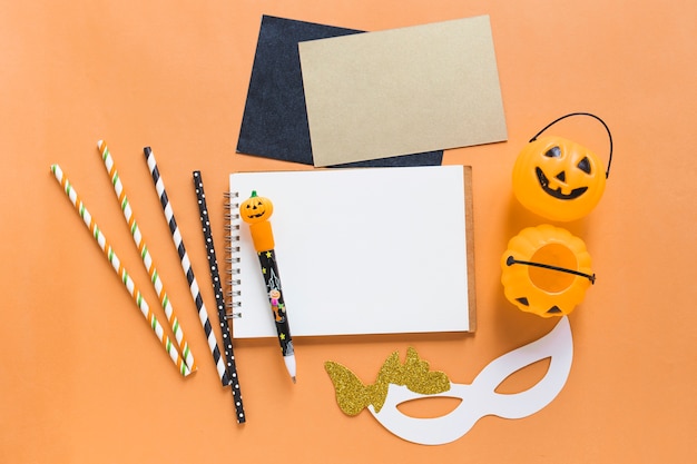 Foto grátis suprimentos de halloween em torno de artigos de papelaria