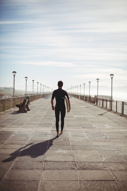 Foto grátis surfista caminhando com prancha de surf