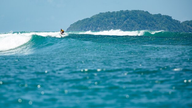 Surfista em uma onda azul.