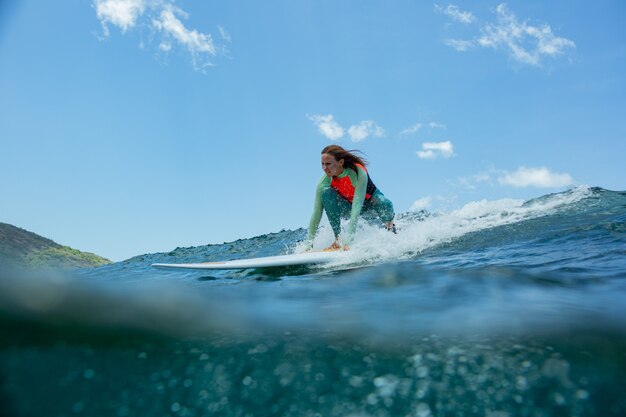 Surfista em uma onda azul.