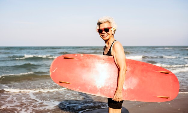 Surfista em uma praia agradável