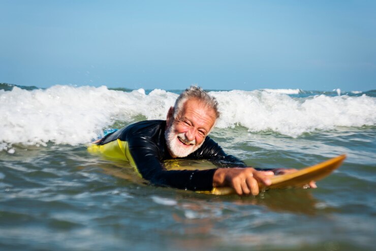 Foto grátis surfista maduro pronto para pegar uma onda