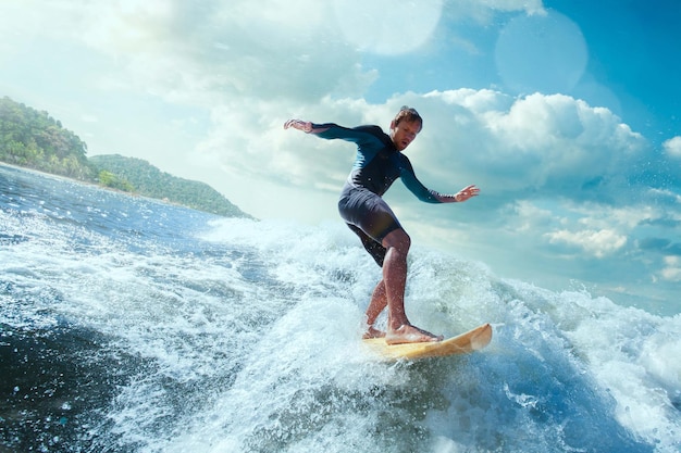 Foto grátis surfista na onda do oceano azul sendo barreado