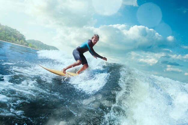 Surfista na onda do oceano azul sendo barreado