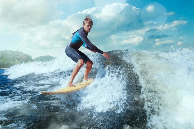 Surfista na onda do oceano azul sendo barreado