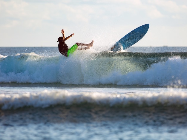 Surfista na onda