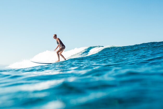 surfista no oceano