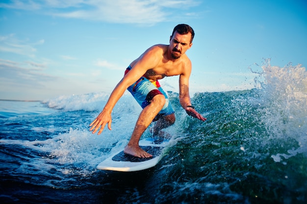 Surfista preparando para a concorrência