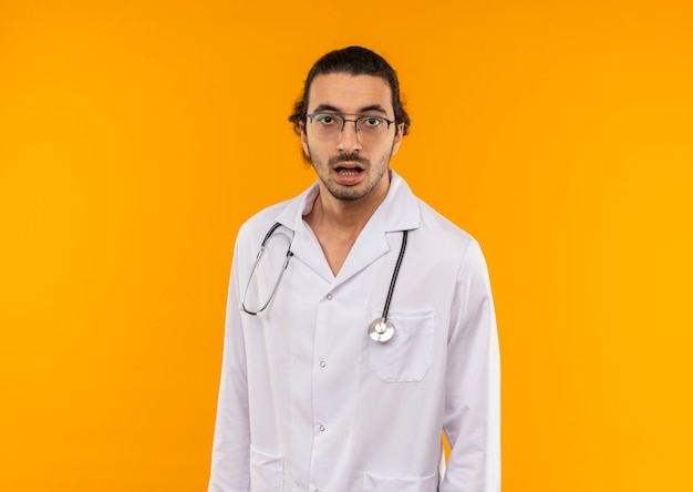 Surpreendeu o jovem médico com óculos de médico vestindo manto médico com estetoscópio