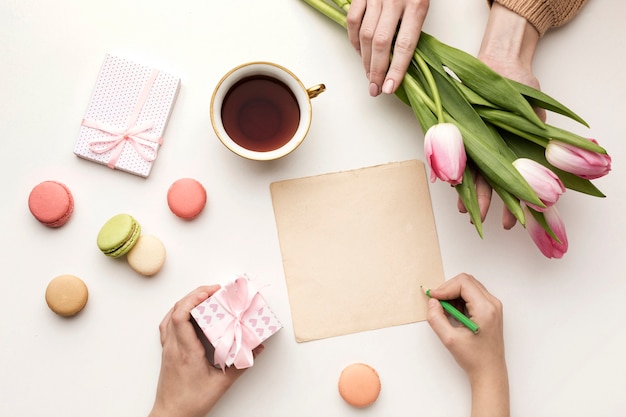 Surpresa de dia das mães com doces e buquê de flores