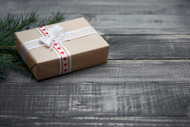 Surpresa de natal na mesa de madeira