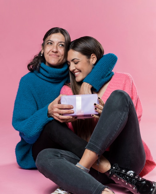 Foto grátis surpresa doce para a mãe da filha