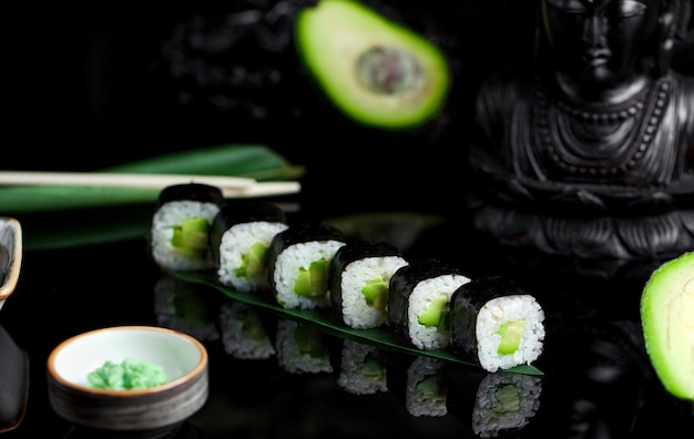Sushi com abacate, arroz e rábano picante.