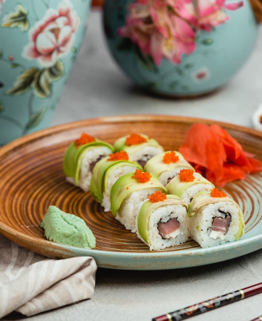 Sushi com abobrinha e caviar de laranja