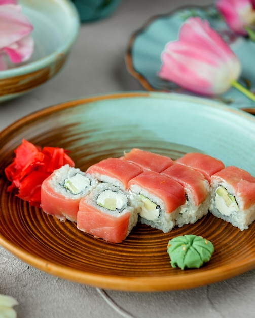 Sushi com salmão e arroz