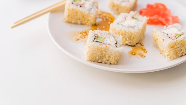 Sushi com sementes de gergelim em um prato