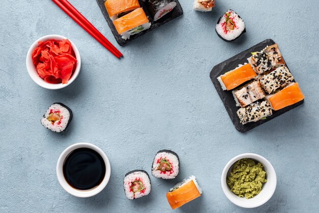 Sushi de leigos maki plana pauzinhos e molho de soja quadro