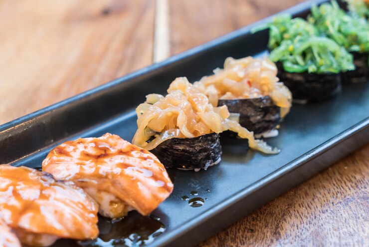 Foto grátis sushi de medusa - comida japonesa
