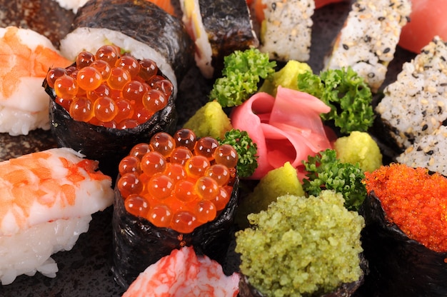 Sushi de ovos de salmão com prato de sushi assorted