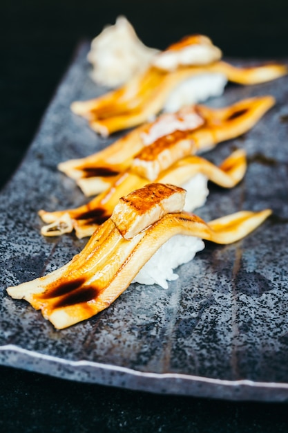 Foto grátis sushi de peixe de enguia grelhado com foie gras no topo