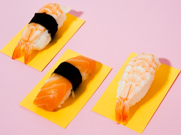 Sushi de salmão e camarão no fundo rosa