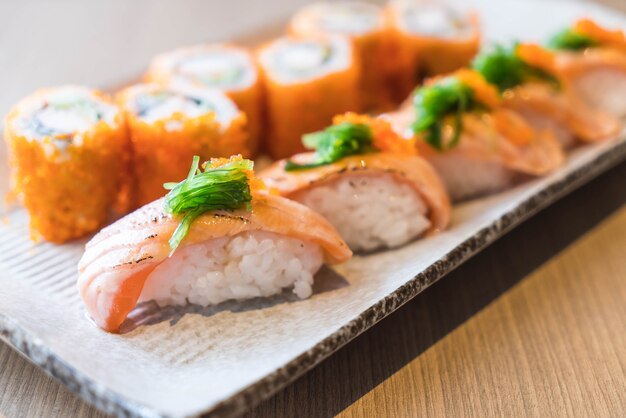 Sushi de salmão e maki de salmão