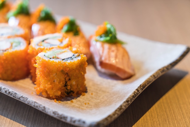 Sushi de salmão e maki de salmão