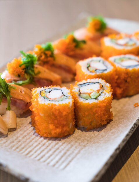 Sushi de salmão e maki de salmão