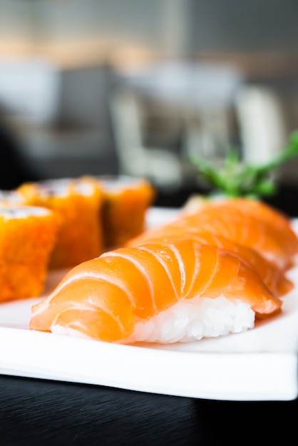 Foto grátis sushi de salmão