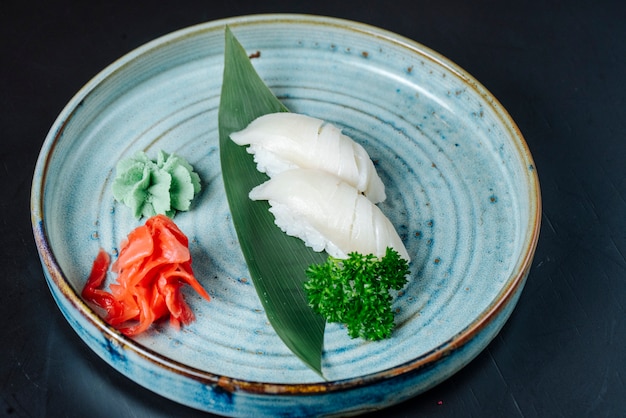 Sushi de sashimi vista frontal com peixe branco com wasabi e gengibre em um prato
