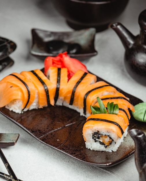 Foto grátis sushi de tigre com gengibre e wasabi