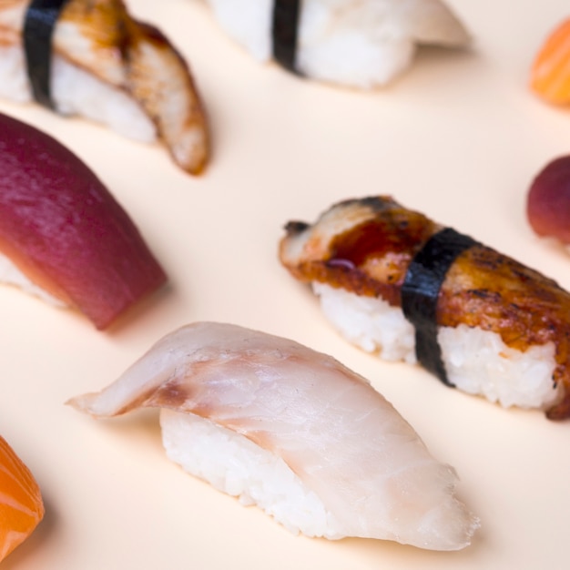 Sushi delicioso em uma mesa branca
