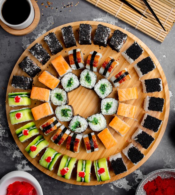 Sushi em uma bandeja de madeira