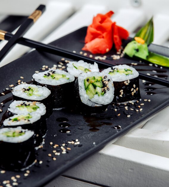 Sushi fresco preto com arroz na mesa
