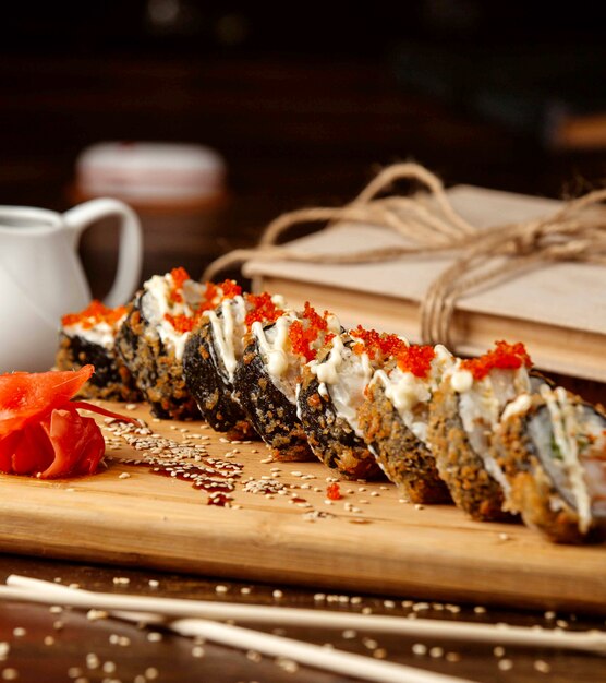 Sushi frito em cima da mesa