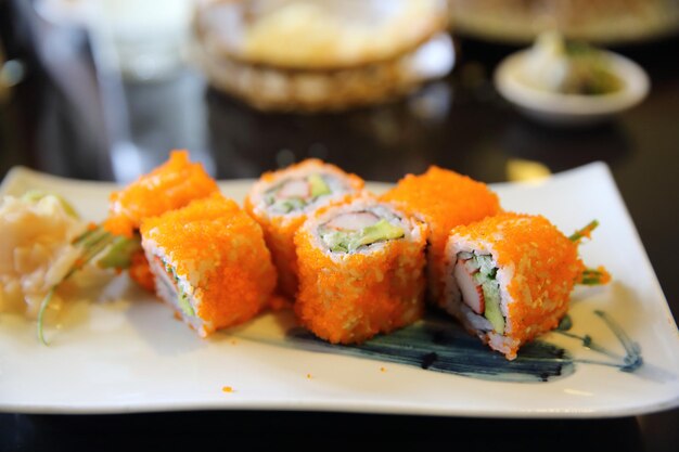Sushi roll californiano, arroz roll com ovo, frutos do mar e abacate, comida japonesa