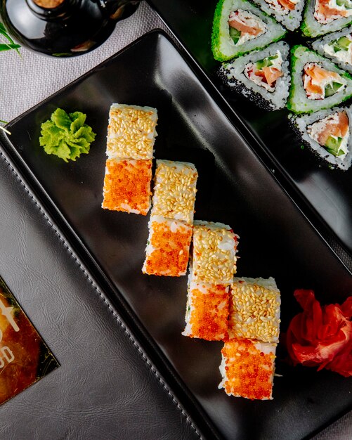 Sushi rolls Califórnia Filadélfia gengibre wasabi vista superior