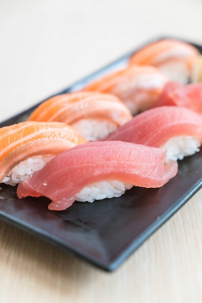 Foto grátis sushi salmão e atum