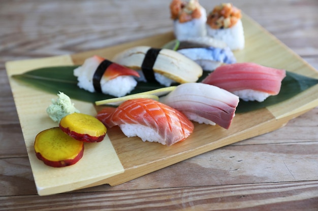 Sushi set nigiri e rolos de sushi em fundo de madeira