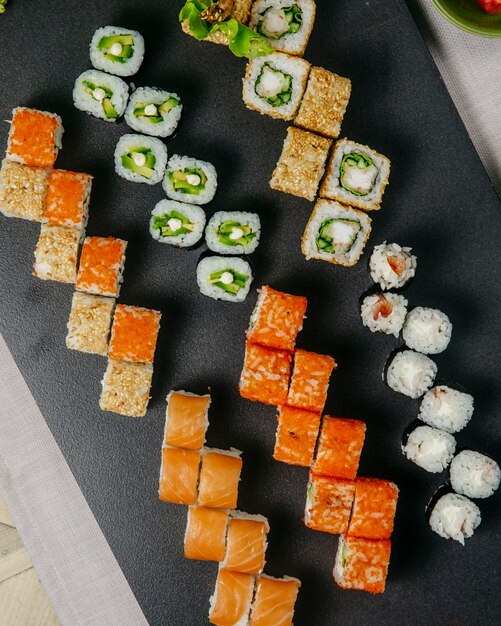 Sushi set philadelphia califórnia caranguejo maki kappa maki ebi maki vista superior